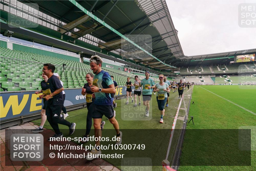 13.09.2026 - 21. swb-Marathon Bremen Michael Burmester http://msf.ph/oto/10300749 13.09.2026 10:41:36 Laufen im Stadion 10148, 10155, 10163, 10169, 10213, 10247, 10299, 10313, 10321, 10354, 10395, 10396, 10399, 10406, 10414, 10417, 10419, 10422, 10424, 10435, 10455, 10461, 10462, 10483, 10490, 10519, 10527, 10545, 10546, 10547, 10582, 10586, 10611, 10644, 10694, 10705, 10706, 10719, 10722, 10766, 10768, 10776, 10804, 10854, 10859, 10889, 10909, 10963, 10977, 11027, 11043, 11048, 11084, 11085, 11090, 11097, 11098, 11192, 11239 meine-sportfotos.de