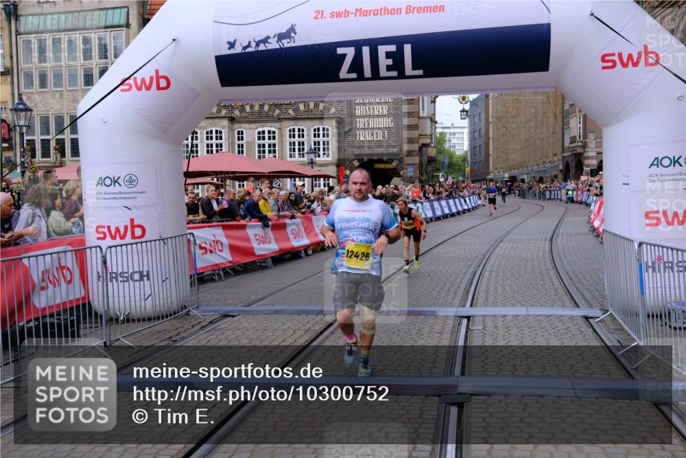 13.09.2026 - 21. swb-Marathon Bremen Tim E. http://msf.ph/oto/10300752 13.09.2026 10:42:23 Ziel 12426, 12468, 13585, 13621 meine-sportfotos.de
