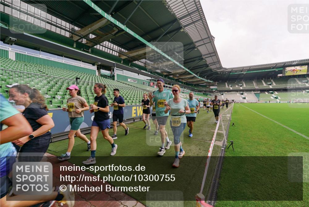 13.09.2026 - 21. swb-Marathon Bremen Michael Burmester http://msf.ph/oto/10300755 13.09.2026 10:41:36 Laufen im Stadion 10148, 10155, 10163, 10169, 10213, 10247, 10299, 10313, 10321, 10354, 10395, 10396, 10399, 10406, 10414, 10417, 10419, 10422, 10424, 10435, 10455, 10461, 10462, 10483, 10490, 10519, 10527, 10545, 10546, 10547, 10582, 10586, 10611, 10644, 10694, 10705, 10706, 10719, 10722, 10766, 10768, 10776, 10804, 10854, 10859, 10889, 10909, 10963, 10977, 11027, 11043, 11048, 11084, 11085, 11090, 11097, 11098, 11192, 11239 meine-sportfotos.de