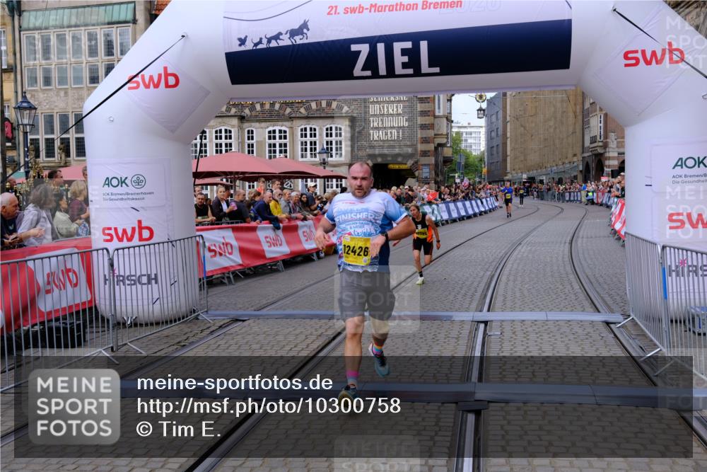 13.09.2026 - 21. swb-Marathon Bremen Tim E. http://msf.ph/oto/10300758 13.09.2026 10:42:23 Ziel 12426, 12468, 13585, 13621 meine-sportfotos.de