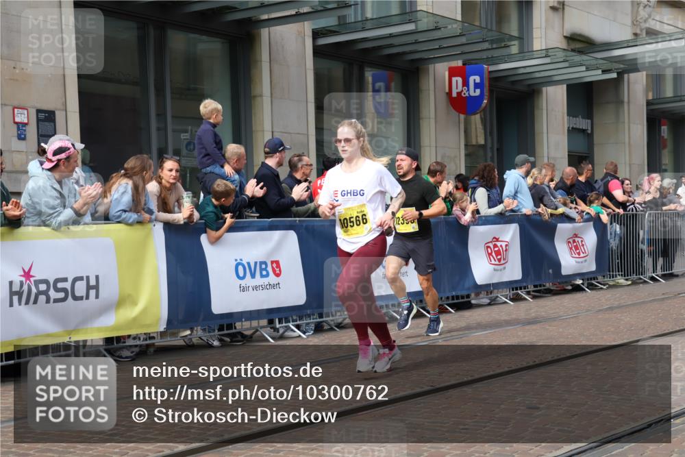 13.09.2026 - 21. swb-Marathon Bremen Strokosch-Dieckow http://msf.ph/oto/10300762 13.09.2026 10:48:59 Ziel 10294, 10392, 10514, 10655, 10739, 10846, 11191, 11316, 11567, 11621, 11635, 11891, 11896, 11984, 12132, 12149, 12376, 12450, 12529, 13577, 10253, 10293, 10566, 10815, 11372, 11885, 11891, 12027, 12204, 12350, 13512, 13555 meine-sportfotos.de