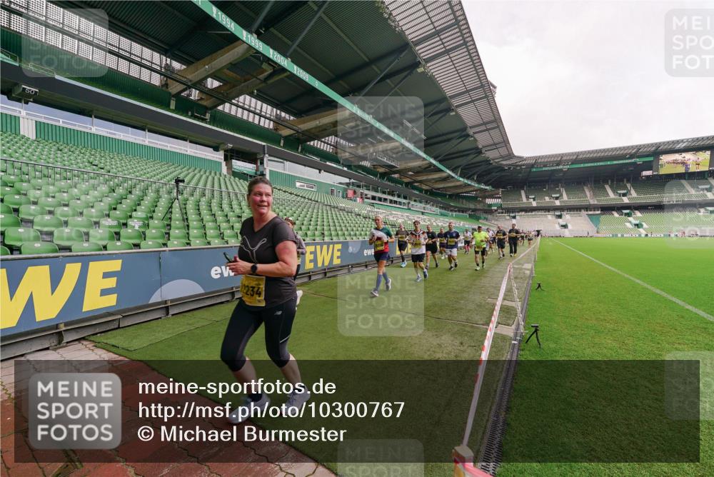 13.09.2026 - 21. swb-Marathon Bremen Michael Burmester http://msf.ph/oto/10300767 13.09.2026 10:41:40 Laufen im Stadion 10148, 10155, 10163, 10213, 10247, 10313, 10321, 10354, 10395, 10396, 10399, 10406, 10414, 10417, 10419, 10422, 10424, 10435, 10455, 10461, 10462, 10483, 10490, 10519, 10527, 10545, 10546, 10547, 10582, 10586, 10611, 10644, 10665, 10694, 10705, 10706, 10719, 10722, 10766, 10768, 10776, 10804, 10854, 10859, 10889, 10909, 10963, 10977, 11027, 11043, 11048, 11084, 11085, 11090, 11097, 11098, 11140, 11192, 11239 meine-sportfotos.de