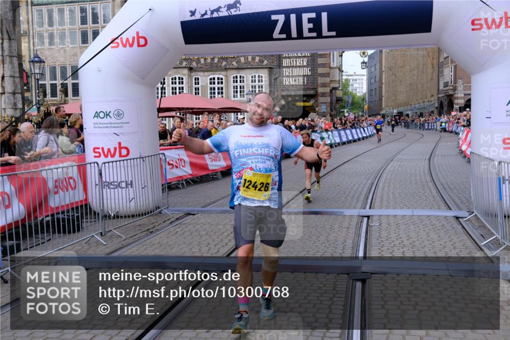 13.09.2026 - 21. swb-Marathon Bremen Tim E. http://msf.ph/oto/10300768 13.09.2026 10:42:24 Ziel 11895, 12426, 12468, 13585, 13621 meine-sportfotos.de