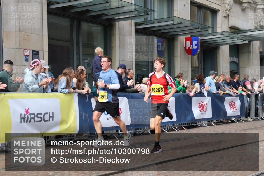 13.09.2026 - 21. swb-Marathon Bremen Strokosch-Dieckow http://msf.ph/oto/10300798 13.09.2026 10:49:02 Ziel 10294, 10392, 10514, 10655, 10739, 10835, 10846, 10910, 11092, 11191, 11316, 11567, 11621, 11635, 11896, 11984, 12132, 12149, 12376, 12450, 12529, 13577, 10253, 10293, 10392, 10566, 10815, 11885, 11891, 12027, 12204, 12350, 13512, 13555 meine-sportfotos.de