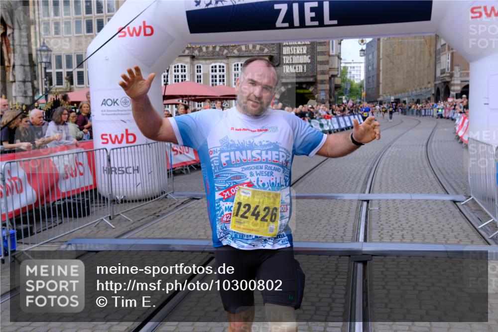 13.09.2026 - 21. swb-Marathon Bremen Tim E. http://msf.ph/oto/10300802 13.09.2026 10:42:25 Ziel 11895, 12426, 13585, 13621 meine-sportfotos.de