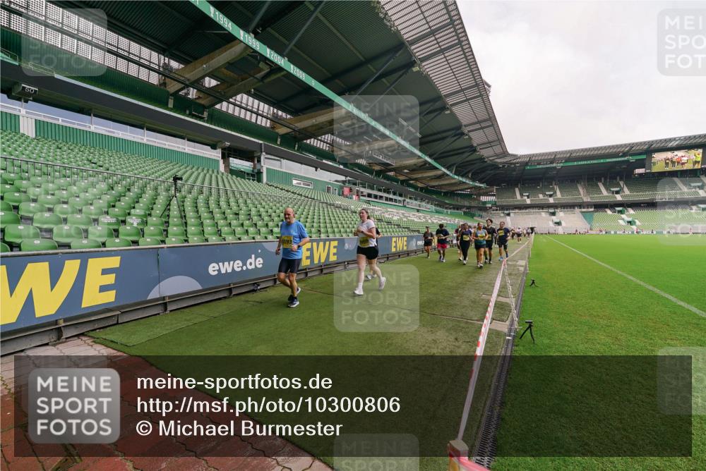 13.09.2026 - 21. swb-Marathon Bremen Michael Burmester http://msf.ph/oto/10300806 13.09.2026 10:41:49 Laufen im Stadion 10148, 10155, 10163, 10247, 10313, 10330, 10354, 10395, 10396, 10399, 10406, 10414, 10419, 10422, 10424, 10435, 10455, 10461, 10462, 10483, 10490, 10519, 10527, 10545, 10546, 10547, 10582, 10586, 10611, 10644, 10665, 10694, 10705, 10706, 10719, 10722, 10752, 10766, 10768, 10776, 10804, 10854, 10859, 10889, 10909, 10963, 10977, 11026, 11027, 11041, 11043, 11048, 11078, 11084, 11085, 11090, 11097, 11098, 11140, 11192, 11239 meine-sportfotos.de