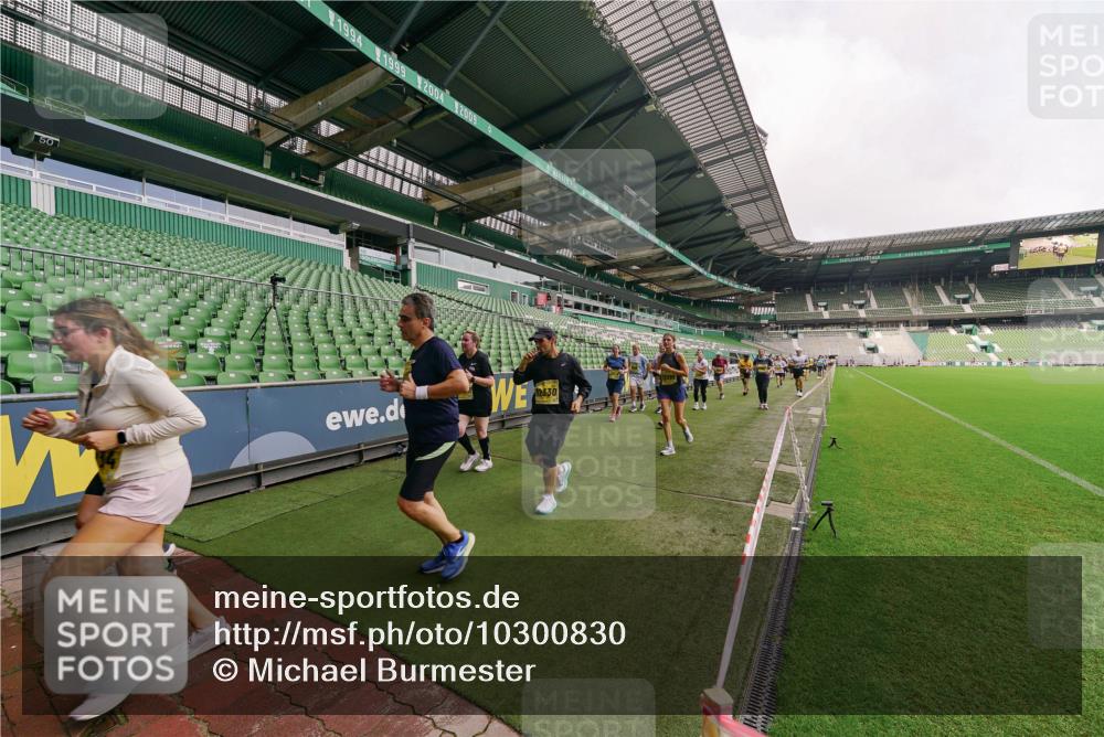 13.09.2026 - 21. swb-Marathon Bremen Michael Burmester http://msf.ph/oto/10300830 13.09.2026 10:41:55 Laufen im Stadion 10148, 10155, 10163, 10247, 10303, 10313, 10330, 10354, 10395, 10396, 10399, 10414, 10419, 10422, 10424, 10455, 10461, 10462, 10483, 10490, 10519, 10527, 10545, 10546, 10547, 10586, 10611, 10644, 10665, 10694, 10705, 10706, 10719, 10722, 10752, 10766, 10768, 10776, 10804, 10854, 10859, 10889, 10909, 10963, 10977, 11026, 11027, 11041, 11043, 11048, 11078, 11084, 11085, 11090, 11097, 11098, 11140, 11192, 11239 meine-sportfotos.de