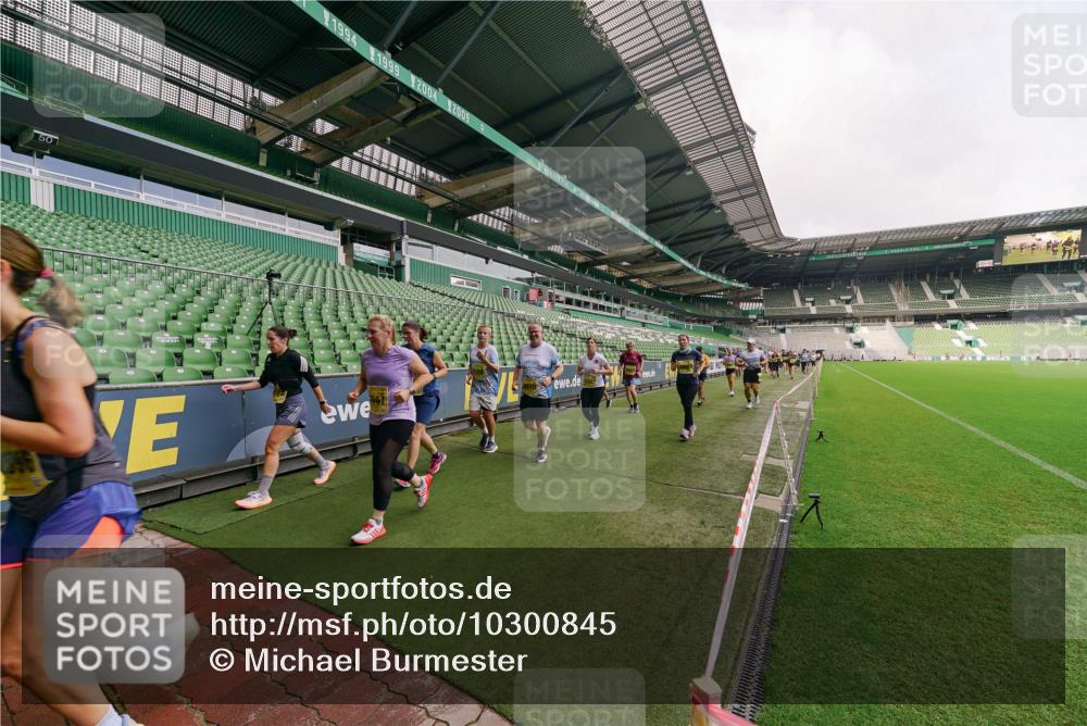 13.09.2026 - 21. swb-Marathon Bremen Michael Burmester http://msf.ph/oto/10300845 13.09.2026 10:41:58 Laufen im Stadion 10148, 10155, 10163, 10247, 10303, 10313, 10330, 10354, 10395, 10396, 10399, 10414, 10419, 10422, 10424, 10455, 10461, 10462, 10483, 10490, 10491, 10519, 10527, 10545, 10546, 10547, 10586, 10611, 10644, 10665, 10694, 10705, 10706, 10719, 10722, 10752, 10766, 10768, 10776, 10804, 10854, 10859, 10880, 10889, 10909, 10963, 10977, 11026, 11027, 11041, 11043, 11048, 11078, 11084, 11085, 11090, 11097, 11098, 11140, 11192, 11239 meine-sportfotos.de