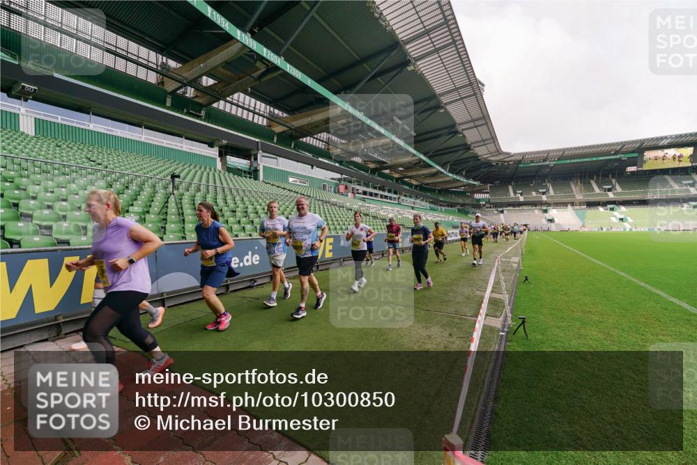 13.09.2026 - 21. swb-Marathon Bremen Michael Burmester http://msf.ph/oto/10300850 13.09.2026 10:41:58 Laufen im Stadion 10148, 10155, 10163, 10247, 10303, 10313, 10330, 10354, 10395, 10396, 10399, 10414, 10419, 10422, 10424, 10455, 10461, 10462, 10483, 10490, 10491, 10519, 10527, 10545, 10546, 10547, 10586, 10611, 10644, 10665, 10694, 10705, 10706, 10719, 10722, 10752, 10766, 10768, 10776, 10804, 10854, 10859, 10880, 10889, 10909, 10963, 10977, 11026, 11027, 11041, 11043, 11048, 11078, 11084, 11085, 11090, 11097, 11098, 11140, 11192, 11239 meine-sportfotos.de