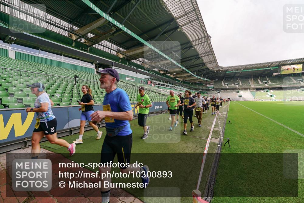 13.09.2026 - 21. swb-Marathon Bremen Michael Burmester http://msf.ph/oto/10300893 13.09.2026 10:42:14 Laufen im Stadion 10148, 10155, 10163, 10247, 10303, 10313, 10330, 10361, 10362, 10395, 10396, 10399, 10414, 10419, 10422, 10461, 10462, 10483, 10490, 10491, 10519, 10527, 10545, 10546, 10547, 10557, 10572, 10586, 10644, 10665, 10705, 10706, 10719, 10722, 10752, 10766, 10768, 10773, 10776, 10784, 10804, 10805, 10854, 10859, 10880, 10889, 10909, 10963, 10977, 11026, 11027, 11041, 11043, 11048, 11078, 11084, 11085, 11090, 11097, 11098, 11140, 11173, 11192, 11239 meine-sportfotos.de