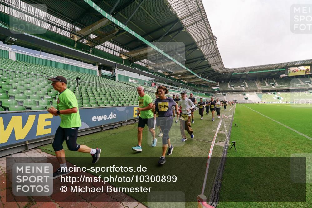13.09.2026 - 21. swb-Marathon Bremen Michael Burmester http://msf.ph/oto/10300899 13.09.2026 10:42:15 Laufen im Stadion 10148, 10155, 10163, 10247, 10303, 10313, 10330, 10361, 10362, 10395, 10396, 10399, 10414, 10419, 10422, 10461, 10462, 10483, 10490, 10491, 10519, 10527, 10546, 10547, 10557, 10572, 10586, 10644, 10665, 10705, 10706, 10719, 10722, 10752, 10766, 10768, 10773, 10776, 10784, 10804, 10805, 10854, 10859, 10880, 10889, 10909, 10963, 10977, 11026, 11027, 11041, 11043, 11048, 11078, 11084, 11085, 11090, 11097, 11098, 11140, 11173, 11192, 11239 meine-sportfotos.de