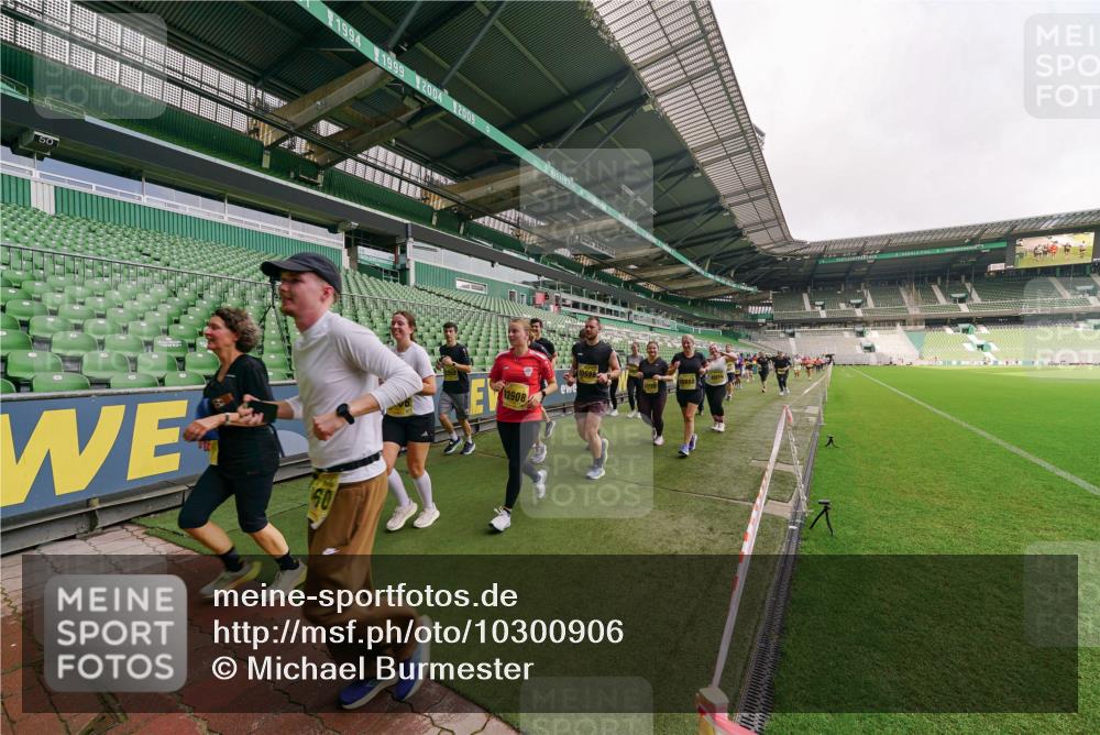 13.09.2026 - 21. swb-Marathon Bremen Michael Burmester http://msf.ph/oto/10300906 13.09.2026 10:42:17 Laufen im Stadion 10148, 10155, 10163, 10247, 10303, 10313, 10330, 10361, 10362, 10395, 10396, 10399, 10414, 10419, 10422, 10461, 10462, 10483, 10490, 10491, 10519, 10527, 10546, 10547, 10557, 10572, 10586, 10644, 10665, 10705, 10706, 10719, 10722, 10752, 10766, 10768, 10773, 10776, 10784, 10804, 10805, 10854, 10859, 10880, 10889, 10909, 10963, 10977, 11026, 11027, 11041, 11043, 11048, 11078, 11084, 11085, 11090, 11097, 11098, 11140, 11173, 11192, 11239, 11274 meine-sportfotos.de