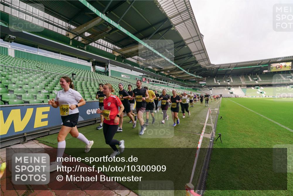 13.09.2026 - 21. swb-Marathon Bremen Michael Burmester http://msf.ph/oto/10300909 13.09.2026 10:42:17 Laufen im Stadion 10148, 10155, 10163, 10247, 10303, 10313, 10330, 10361, 10362, 10395, 10396, 10399, 10414, 10419, 10422, 10461, 10462, 10483, 10490, 10491, 10519, 10527, 10546, 10547, 10557, 10572, 10586, 10644, 10665, 10705, 10706, 10719, 10722, 10752, 10766, 10768, 10773, 10776, 10784, 10804, 10805, 10854, 10859, 10880, 10889, 10909, 10963, 10977, 11026, 11027, 11041, 11043, 11048, 11078, 11084, 11085, 11090, 11097, 11098, 11140, 11173, 11192, 11239, 11274 meine-sportfotos.de