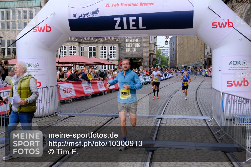 13.09.2026 - 21. swb-Marathon Bremen Tim E. http://msf.ph/oto/10300913 13.09.2026 10:42:42 Ziel 10358, 10632, 10775, 11375, 11630, 11895, 12395, 12525 meine-sportfotos.de