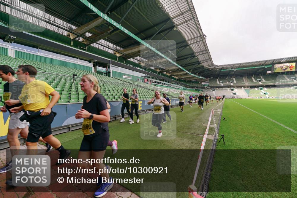 13.09.2026 - 21. swb-Marathon Bremen Michael Burmester http://msf.ph/oto/10300921 13.09.2026 10:42:19 Laufen im Stadion 10002, 10148, 10155, 10163, 10247, 10303, 10313, 10330, 10361, 10362, 10395, 10396, 10399, 10414, 10419, 10422, 10461, 10462, 10483, 10490, 10491, 10519, 10527, 10546, 10547, 10557, 10572, 10586, 10644, 10665, 10705, 10706, 10719, 10722, 10752, 10766, 10768, 10773, 10776, 10784, 10804, 10805, 10854, 10859, 10880, 10889, 10909, 10963, 10977, 11026, 11027, 11041, 11043, 11048, 11078, 11084, 11085, 11090, 11097, 11098, 11140, 11173, 11192, 11239, 11274 meine-sportfotos.de