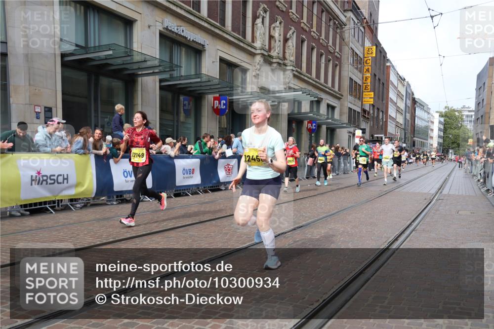 13.09.2026 - 21. swb-Marathon Bremen Strokosch-Dieckow http://msf.ph/oto/10300934 13.09.2026 10:49:06 Ziel 10294, 10514, 10655, 10739, 10835, 10846, 10910, 11092, 11191, 11567, 11621, 11635, 11896, 11984, 12376, 13577, 10253, 10293, 10392, 10566, 11316, 11885, 11891, 12027, 12132, 12149, 12204, 12350, 12450, 12529, 13512, 13555 meine-sportfotos.de
