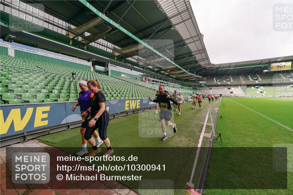 13.09.2026 - 21. swb-Marathon Bremen Michael Burmester http://msf.ph/oto/10300941 13.09.2026 10:42:26 Laufen im Stadion 10002, 10148, 10155, 10163, 10247, 10303, 10313, 10330, 10361, 10362, 10395, 10396, 10399, 10414, 10419, 10422, 10461, 10462, 10474, 10490, 10491, 10519, 10527, 10546, 10547, 10557, 10572, 10644, 10665, 10705, 10706, 10719, 10722, 10752, 10766, 10768, 10773, 10776, 10784, 10804, 10805, 10854, 10859, 10880, 10889, 10909, 10963, 10977, 11026, 11027, 11041, 11043, 11048, 11078, 11084, 11085, 11090, 11097, 11098, 11140, 11173, 11192, 11239, 11274 meine-sportfotos.de