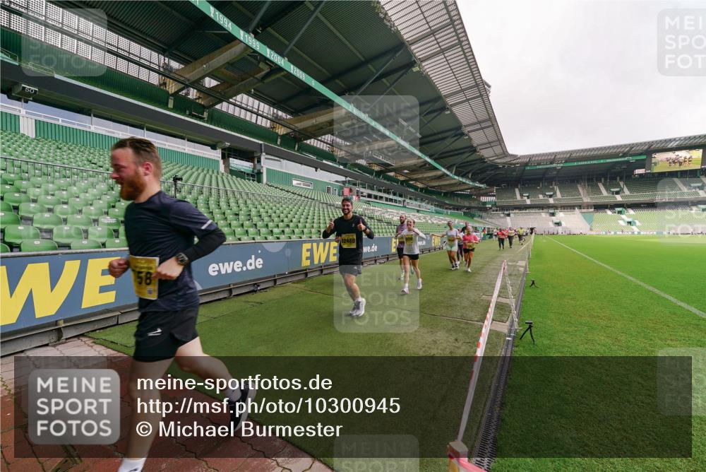13.09.2026 - 21. swb-Marathon Bremen Michael Burmester http://msf.ph/oto/10300945 13.09.2026 10:42:27 Laufen im Stadion 10002, 10148, 10155, 10163, 10247, 10303, 10330, 10361, 10362, 10395, 10396, 10399, 10414, 10419, 10422, 10461, 10462, 10474, 10490, 10491, 10519, 10527, 10546, 10547, 10557, 10572, 10644, 10665, 10705, 10706, 10719, 10722, 10752, 10768, 10773, 10776, 10784, 10804, 10805, 10854, 10859, 10880, 10889, 10909, 10963, 10977, 11026, 11027, 11041, 11043, 11048, 11078, 11084, 11085, 11090, 11097, 11098, 11140, 11173, 11192, 11239, 11274 meine-sportfotos.de