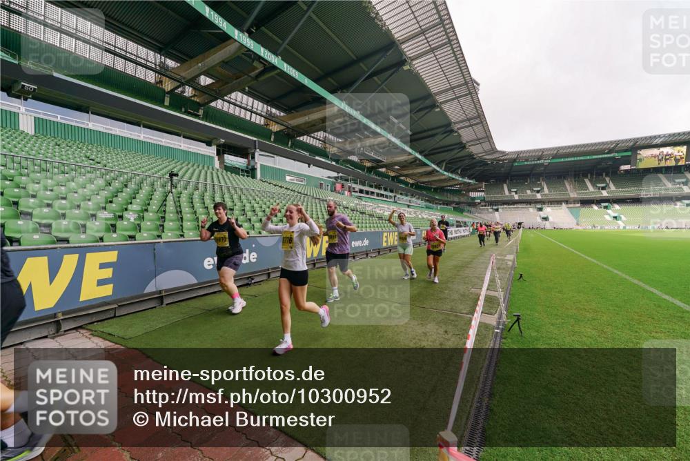13.09.2026 - 21. swb-Marathon Bremen Michael Burmester http://msf.ph/oto/10300952 13.09.2026 10:42:28 Laufen im Stadion 10002, 10148, 10163, 10247, 10303, 10330, 10361, 10362, 10395, 10396, 10399, 10414, 10419, 10422, 10461, 10462, 10474, 10490, 10491, 10519, 10527, 10546, 10547, 10557, 10572, 10644, 10665, 10705, 10706, 10719, 10722, 10752, 10768, 10773, 10776, 10784, 10804, 10805, 10854, 10859, 10880, 10889, 10909, 10963, 10977, 11026, 11027, 11041, 11043, 11048, 11078, 11084, 11085, 11090, 11097, 11098, 11140, 11173, 11192, 11239, 11274 meine-sportfotos.de