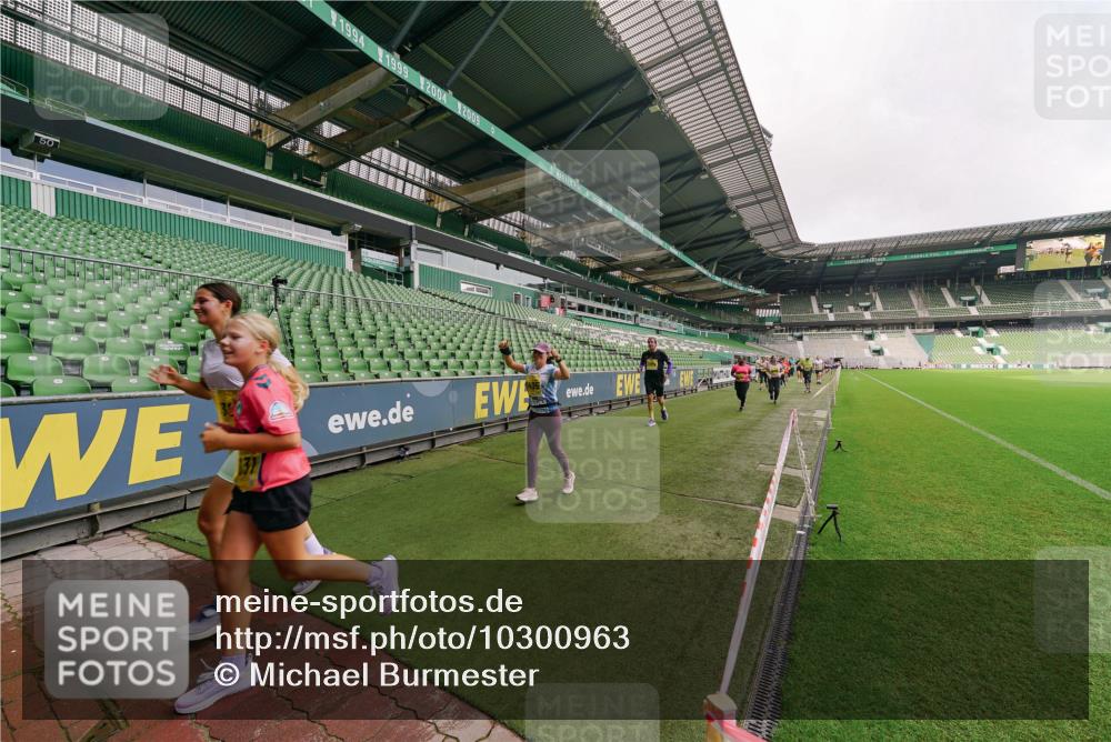 13.09.2026 - 21. swb-Marathon Bremen Michael Burmester http://msf.ph/oto/10300963 13.09.2026 10:42:31 Laufen im Stadion 10002, 10148, 10163, 10247, 10303, 10330, 10361, 10362, 10395, 10396, 10399, 10414, 10419, 10422, 10461, 10462, 10474, 10490, 10491, 10519, 10527, 10546, 10547, 10557, 10572, 10644, 10665, 10705, 10719, 10722, 10752, 10768, 10773, 10776, 10784, 10804, 10805, 10854, 10859, 10880, 10889, 10909, 10963, 10977, 11026, 11027, 11041, 11043, 11048, 11078, 11084, 11085, 11090, 11097, 11098, 11140, 11173, 11192, 11239, 11274 meine-sportfotos.de
