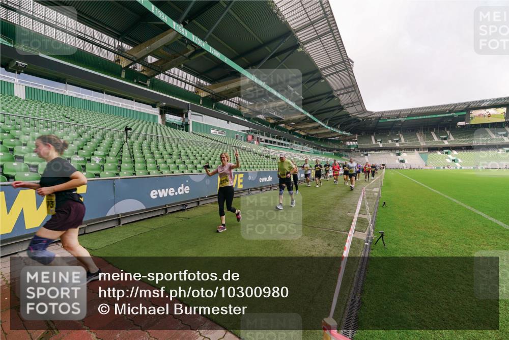13.09.2026 - 21. swb-Marathon Bremen Michael Burmester http://msf.ph/oto/10300980 13.09.2026 10:42:39 Laufen im Stadion 10002, 10004, 10005, 10148, 10163, 10247, 10303, 10330, 10361, 10362, 10395, 10396, 10399, 10414, 10422, 10461, 10462, 10474, 10490, 10491, 10519, 10527, 10546, 10547, 10557, 10572, 10665, 10705, 10719, 10722, 10752, 10773, 10776, 10784, 10804, 10805, 10854, 10859, 10880, 10889, 10909, 10963, 10977, 11026, 11027, 11041, 11043, 11048, 11078, 11084, 11085, 11090, 11097, 11098, 11140, 11173, 11192, 11239, 11274 meine-sportfotos.de