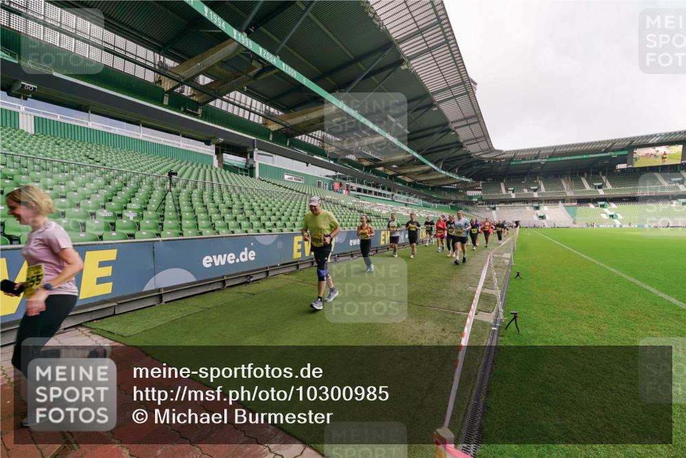 13.09.2026 - 21. swb-Marathon Bremen Michael Burmester http://msf.ph/oto/10300985 13.09.2026 10:42:40 Laufen im Stadion 10002, 10004, 10005, 10148, 10163, 10247, 10271, 10303, 10330, 10361, 10362, 10395, 10396, 10414, 10422, 10461, 10462, 10474, 10490, 10491, 10519, 10546, 10547, 10557, 10572, 10665, 10705, 10719, 10722, 10752, 10773, 10776, 10784, 10804, 10805, 10854, 10859, 10880, 10889, 10909, 10963, 10977, 11026, 11027, 11041, 11043, 11048, 11078, 11084, 11085, 11090, 11097, 11098, 11140, 11173, 11192, 11239, 11274 meine-sportfotos.de