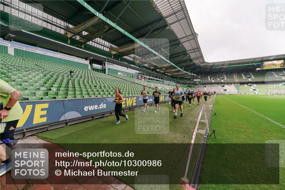 13.09.2026 - 21. swb-Marathon Bremen Michael Burmester http://msf.ph/oto/10300986 13.09.2026 10:42:42 Laufen im Stadion 10002, 10004, 10005, 10148, 10163, 10247, 10271, 10303, 10330, 10361, 10362, 10395, 10396, 10402, 10422, 10461, 10462, 10474, 10490, 10491, 10519, 10546, 10547, 10557, 10572, 10665, 10705, 10719, 10722, 10752, 10773, 10776, 10784, 10804, 10805, 10854, 10859, 10880, 10889, 10909, 10963, 10977, 11026, 11027, 11041, 11043, 11048, 11078, 11084, 11085, 11090, 11097, 11098, 11140, 11173, 11192, 11239, 11274 meine-sportfotos.de