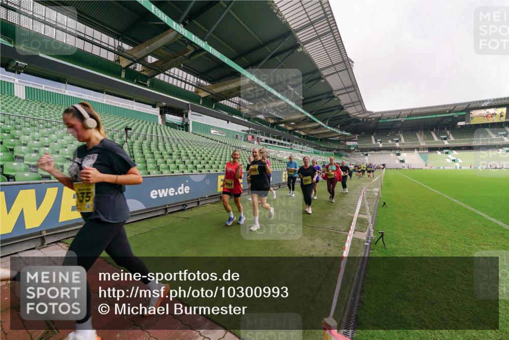 13.09.2026 - 21. swb-Marathon Bremen Michael Burmester http://msf.ph/oto/10300993 13.09.2026 10:42:45 Laufen im Stadion 10002, 10004, 10005, 10148, 10271, 10303, 10330, 10361, 10362, 10395, 10396, 10402, 10422, 10461, 10462, 10474, 10490, 10491, 10519, 10546, 10547, 10557, 10572, 10665, 10705, 10719, 10722, 10752, 10773, 10776, 10784, 10805, 10854, 10859, 10880, 10889, 10909, 10963, 10977, 11026, 11027, 11041, 11078, 11084, 11085, 11090, 11097, 11098, 11140, 11173, 11192, 11239, 11274, 11482 meine-sportfotos.de