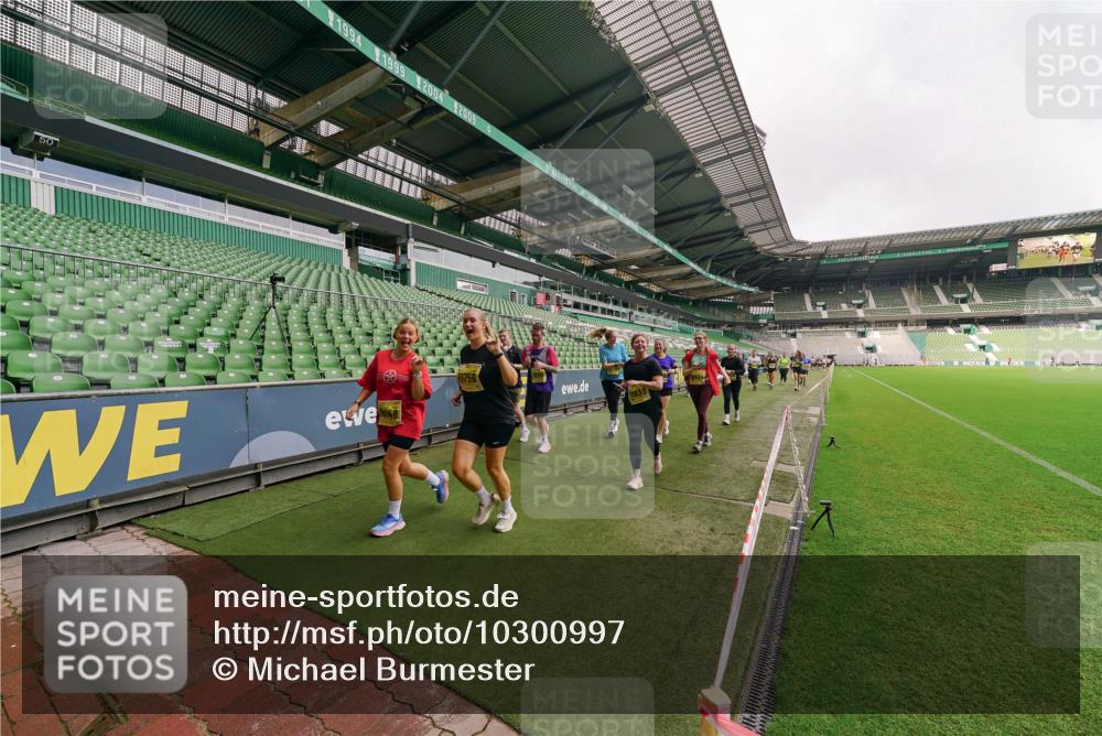 13.09.2026 - 21. swb-Marathon Bremen Michael Burmester http://msf.ph/oto/10300997 13.09.2026 10:42:45 Laufen im Stadion 10002, 10004, 10005, 10148, 10271, 10303, 10330, 10361, 10362, 10395, 10396, 10402, 10422, 10461, 10462, 10474, 10490, 10491, 10519, 10546, 10547, 10557, 10572, 10665, 10705, 10719, 10722, 10752, 10773, 10776, 10784, 10805, 10854, 10859, 10880, 10889, 10909, 10963, 10977, 11026, 11027, 11041, 11078, 11084, 11085, 11090, 11097, 11098, 11140, 11173, 11192, 11239, 11274, 11482 meine-sportfotos.de