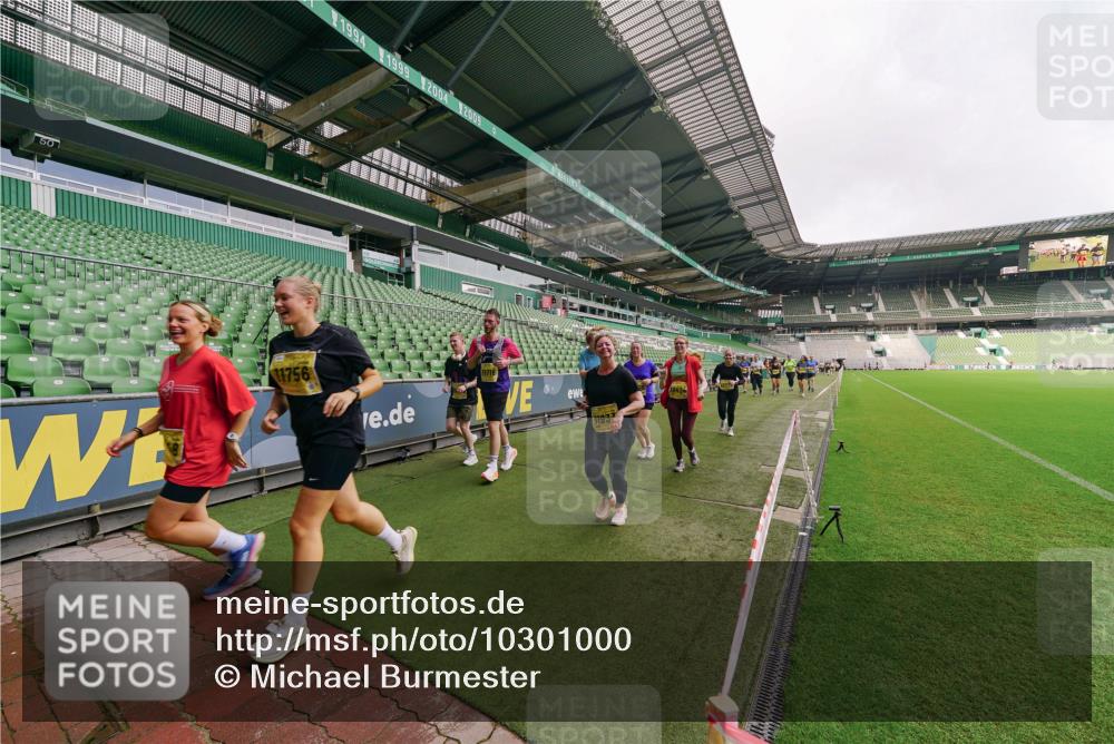 13.09.2026 - 21. swb-Marathon Bremen Michael Burmester http://msf.ph/oto/10301000 13.09.2026 10:42:46 Laufen im Stadion 10002, 10004, 10005, 10148, 10271, 10303, 10330, 10361, 10362, 10395, 10396, 10402, 10422, 10461, 10462, 10474, 10490, 10491, 10519, 10546, 10547, 10557, 10572, 10665, 10705, 10719, 10722, 10752, 10773, 10776, 10784, 10805, 10854, 10859, 10880, 10889, 10909, 10963, 10977, 11026, 11027, 11041, 11078, 11084, 11085, 11090, 11097, 11098, 11140, 11173, 11192, 11217, 11239, 11264, 11274, 11482 meine-sportfotos.de
