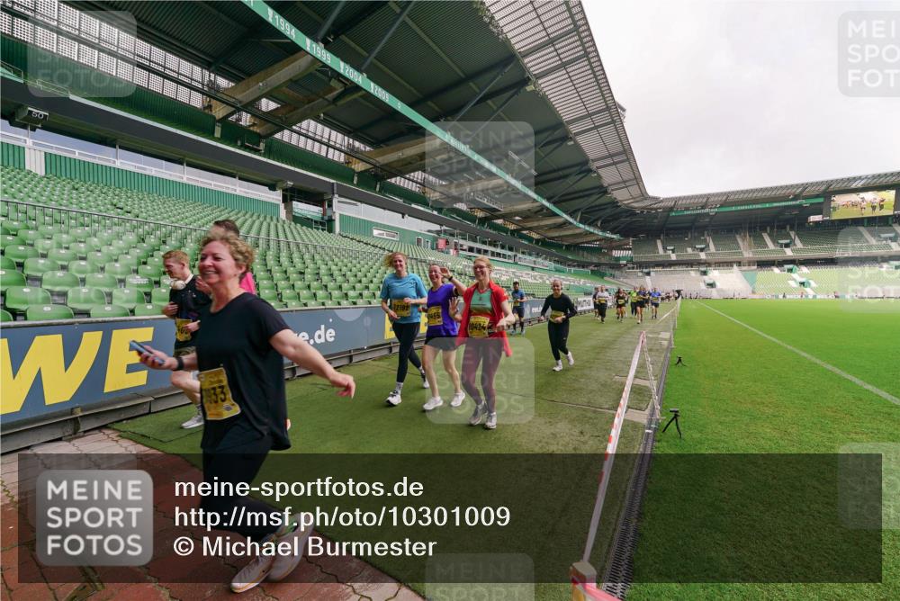 13.09.2026 - 21. swb-Marathon Bremen Michael Burmester http://msf.ph/oto/10301009 13.09.2026 10:42:47 Laufen im Stadion 10002, 10004, 10005, 10148, 10271, 10303, 10330, 10361, 10362, 10395, 10396, 10402, 10422, 10461, 10462, 10474, 10490, 10491, 10519, 10546, 10547, 10557, 10572, 10665, 10705, 10719, 10722, 10752, 10773, 10776, 10784, 10805, 10854, 10859, 10880, 10889, 10899, 10909, 10963, 10977, 11026, 11027, 11041, 11078, 11084, 11085, 11090, 11097, 11098, 11140, 11173, 11192, 11217, 11239, 11264, 11274, 11461, 11482 meine-sportfotos.de