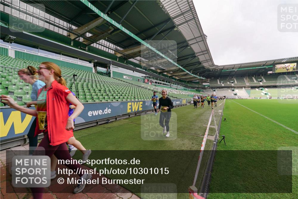 13.09.2026 - 21. swb-Marathon Bremen Michael Burmester http://msf.ph/oto/10301015 13.09.2026 10:42:48 Laufen im Stadion 10002, 10004, 10005, 10148, 10271, 10303, 10330, 10361, 10362, 10395, 10396, 10402, 10422, 10461, 10462, 10474, 10490, 10491, 10519, 10546, 10547, 10557, 10572, 10665, 10705, 10719, 10722, 10752, 10773, 10776, 10784, 10805, 10854, 10859, 10880, 10889, 10899, 10900, 10909, 10963, 10977, 11026, 11027, 11041, 11078, 11084, 11085, 11090, 11097, 11098, 11140, 11173, 11192, 11217, 11239, 11264, 11274, 11461, 11482 meine-sportfotos.de