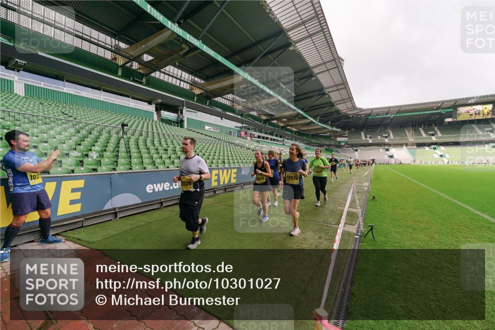 13.09.2026 - 21. swb-Marathon Bremen Michael Burmester http://msf.ph/oto/10301027 13.09.2026 10:42:54 Laufen im Stadion 10002, 10004, 10005, 10148, 10271, 10303, 10330, 10361, 10362, 10395, 10396, 10402, 10422, 10461, 10462, 10474, 10490, 10491, 10519, 10546, 10547, 10557, 10572, 10665, 10722, 10752, 10773, 10776, 10784, 10805, 10854, 10880, 10889, 10899, 10900, 10909, 10963, 10977, 11026, 11027, 11041, 11078, 11084, 11085, 11090, 11097, 11098, 11140, 11173, 11192, 11217, 11239, 11264, 11274, 11333, 11448, 11456, 11461, 11482 meine-sportfotos.de