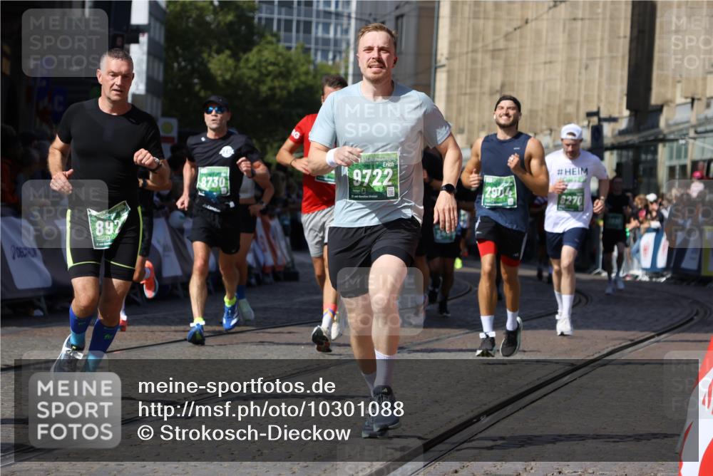 13.09.2026 - 21. swb-Marathon Bremen Strokosch-Dieckow http://msf.ph/oto/10301088 13.09.2026 13:21:25 Ziel 226, 854, 1191, 2425, 2979, 3450, 3933, 4126, 4316, 4362, 4465, 4734, 6357, 6401, 6970, 7902, 8237, 8323, 8408, 8622, 8791, 8971, 9267, 9268, 13120, 1130, 1254, 2088, 2570, 2904, 3120, 3435, 3655, 3930, 4165, 5542, 7176, 8184, 8270, 8384, 8730, 8923, 9048, 9059, 9722, 13145 meine-sportfotos.de