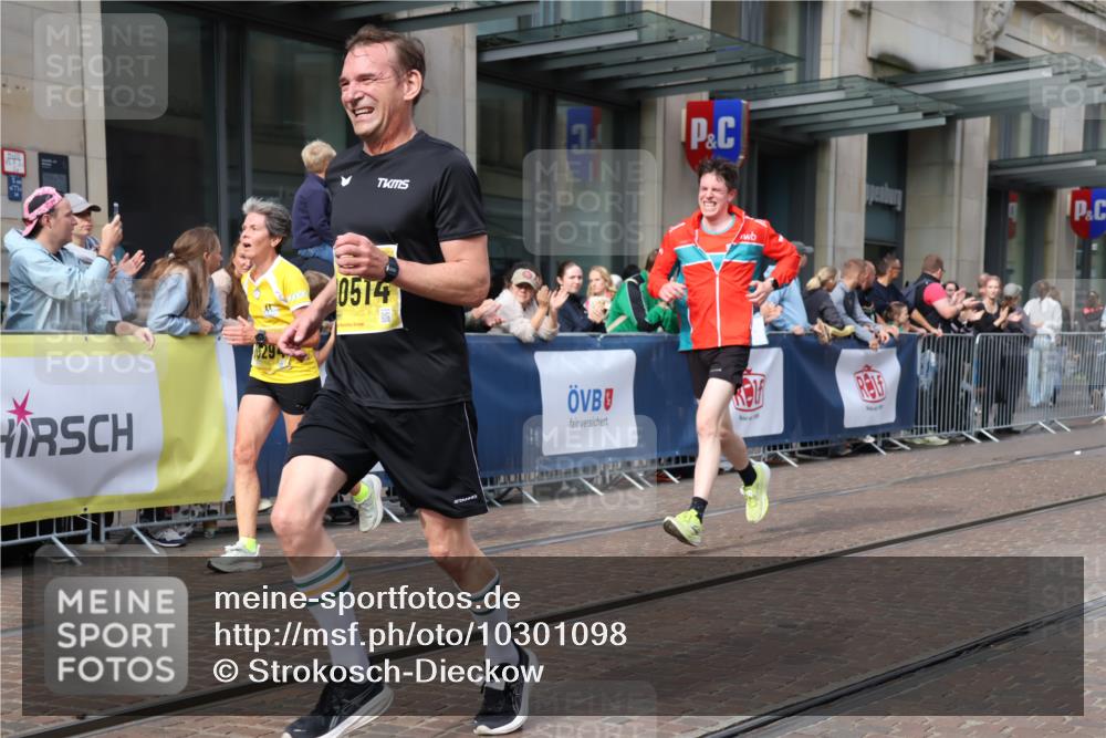 13.09.2026 - 21. swb-Marathon Bremen Strokosch-Dieckow http://msf.ph/oto/10301098 13.09.2026 10:49:11 Ziel 10294, 10739, 10835, 10846, 10910, 11092, 11191, 11621, 11635, 11717, 12376, 10253, 10293, 10294, 10392, 10514, 10566, 10655, 11316, 11567, 11891, 11896, 11984, 12027, 12132, 12149, 12204, 12350, 12450, 12529, 13555, 13577 meine-sportfotos.de