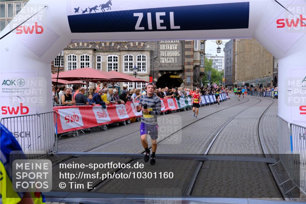 13.09.2026 - 21. swb-Marathon Bremen Tim E. http://msf.ph/oto/10301160 13.09.2026 10:43:06 Ziel 10235, 10312, 10816, 10988, 12281, 13580 meine-sportfotos.de