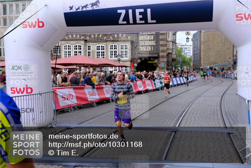 13.09.2026 - 21. swb-Marathon Bremen Tim E. http://msf.ph/oto/10301168 13.09.2026 10:43:06 Ziel 10235, 10312, 10816, 10988, 12281, 13580 meine-sportfotos.de