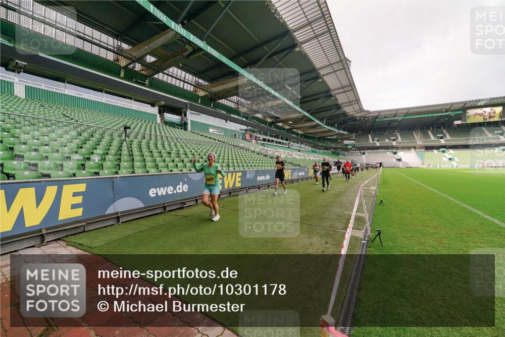 13.09.2026 - 21. swb-Marathon Bremen Michael Burmester http://msf.ph/oto/10301178 13.09.2026 10:43:41 Laufen im Stadion 10002, 10004, 10005, 10148, 10176, 10271, 10295, 10303, 10325, 10330, 10335, 10361, 10362, 10395, 10402, 10459, 10474, 10490, 10491, 10513, 10557, 10572, 10605, 10606, 10629, 10665, 10752, 10756, 10773, 10779, 10784, 10805, 10854, 10880, 10882, 10899, 10900, 10997, 10999, 11026, 11027, 11041, 11078, 11090, 11097, 11098, 11140, 11173, 11192, 11217, 11233, 11264, 11274, 11307, 11333, 11337, 11355, 11385, 11408, 11448, 11456, 11461, 11482, 11943, 12334 meine-sportfotos.de
