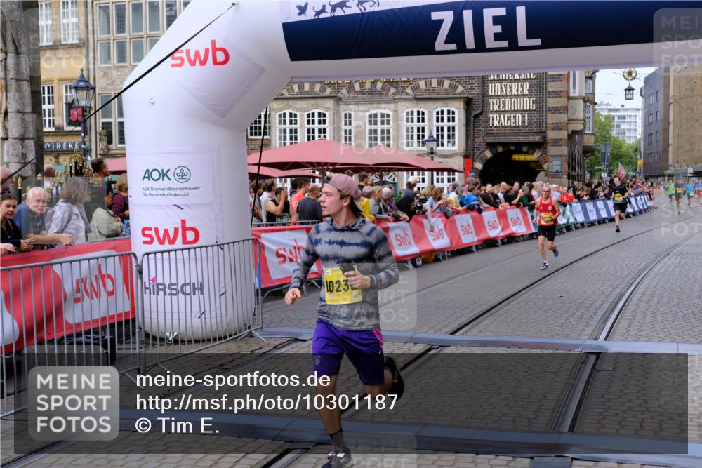 13.09.2026 - 21. swb-Marathon Bremen Tim E. http://msf.ph/oto/10301187 13.09.2026 10:43:07 Ziel 10235, 10312, 10816, 10988, 12281, 13580 meine-sportfotos.de