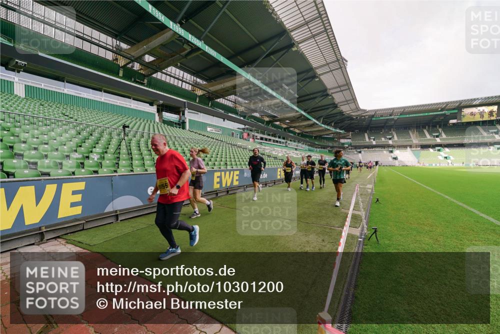 13.09.2026 - 21. swb-Marathon Bremen Michael Burmester http://msf.ph/oto/10301200 13.09.2026 10:43:48 Laufen im Stadion 10002, 10004, 10005, 10176, 10191, 10192, 10271, 10295, 10303, 10325, 10330, 10335, 10361, 10362, 10402, 10459, 10474, 10491, 10513, 10557, 10572, 10605, 10606, 10629, 10665, 10752, 10756, 10773, 10779, 10784, 10805, 10880, 10882, 10899, 10900, 10997, 10999, 11026, 11027, 11041, 11078, 11140, 11173, 11217, 11233, 11264, 11274, 11307, 11333, 11337, 11355, 11385, 11408, 11448, 11456, 11461, 11482, 11629, 11943, 12311, 12334 meine-sportfotos.de