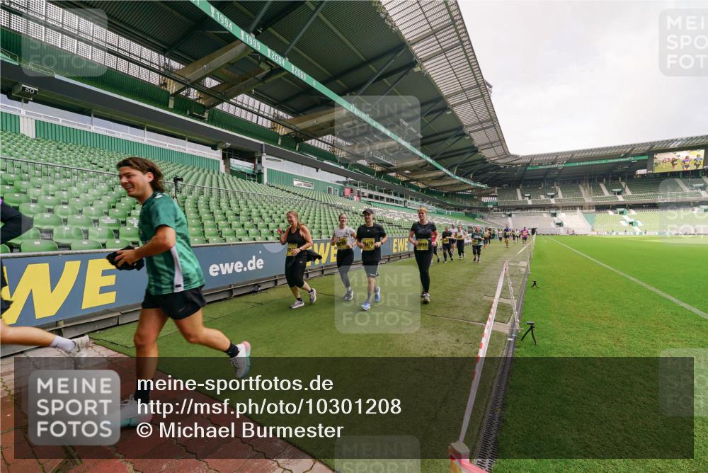 13.09.2026 - 21. swb-Marathon Bremen Michael Burmester http://msf.ph/oto/10301208 13.09.2026 10:43:50 Laufen im Stadion 10002, 10004, 10005, 10176, 10191, 10192, 10271, 10295, 10303, 10325, 10330, 10335, 10361, 10362, 10402, 10459, 10474, 10491, 10513, 10557, 10572, 10605, 10606, 10629, 10665, 10752, 10756, 10773, 10779, 10784, 10805, 10880, 10882, 10899, 10900, 10997, 10999, 11026, 11041, 11078, 11173, 11217, 11233, 11264, 11274, 11307, 11333, 11337, 11355, 11385, 11408, 11448, 11456, 11461, 11482, 11629, 11943, 12311, 12334 meine-sportfotos.de