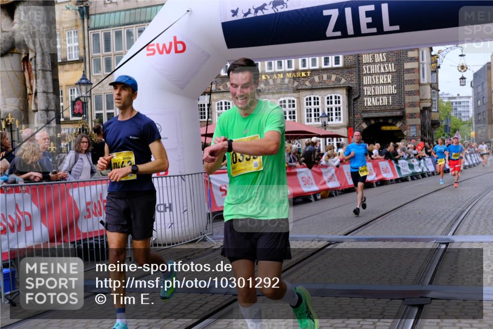 13.09.2026 - 21. swb-Marathon Bremen Tim E. http://msf.ph/oto/10301292 13.09.2026 10:43:20 Ziel 10336, 10988, 11042, 11143, 11265, 11442, 11632, 12053, 13523, 13580 meine-sportfotos.de