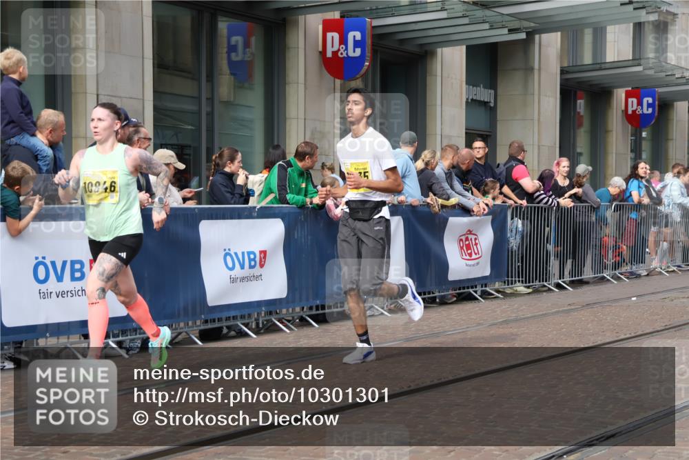 13.09.2026 - 21. swb-Marathon Bremen Strokosch-Dieckow http://msf.ph/oto/10301301 13.09.2026 10:49:25 Ziel 10508, 10709, 10835, 10910, 10966, 11005, 11007, 11035, 11092, 11183, 11717, 12380, 10294, 10392, 10514, 10655, 10739, 10835, 10846, 10910, 11191, 11316, 11567, 11621, 11635, 11896, 11984, 12132, 12149, 12376, 12450, 12529, 13577 meine-sportfotos.de