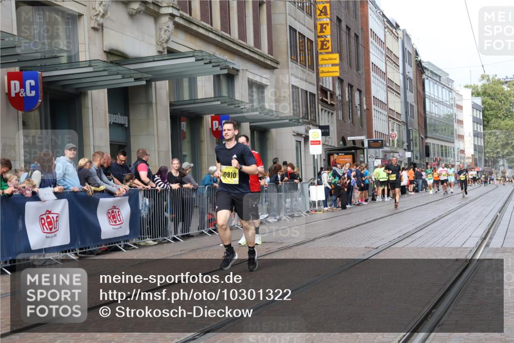 13.09.2026 - 21. swb-Marathon Bremen Strokosch-Dieckow http://msf.ph/oto/10301322 13.09.2026 10:49:27 Ziel 10508, 10593, 10709, 10966, 11005, 11007, 11035, 11092, 11183, 11717, 12380, 10294, 10392, 10514, 10655, 10739, 10835, 10846, 10910, 11092, 11191, 11316, 11567, 11621, 11635, 11896, 11984, 12132, 12149, 12376, 12450, 12529, 13577 meine-sportfotos.de