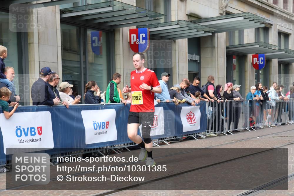 13.09.2026 - 21. swb-Marathon Bremen Strokosch-Dieckow http://msf.ph/oto/10301385 13.09.2026 10:49:29 Ziel 10508, 10593, 10709, 10966, 11005, 11007, 11035, 11183, 11717, 12380, 10294, 10514, 10655, 10739, 10835, 10846, 10910, 11092, 11191, 11316, 11567, 11621, 11635, 11896, 11984, 12132, 12149, 12376, 12450, 12529, 13577 meine-sportfotos.de