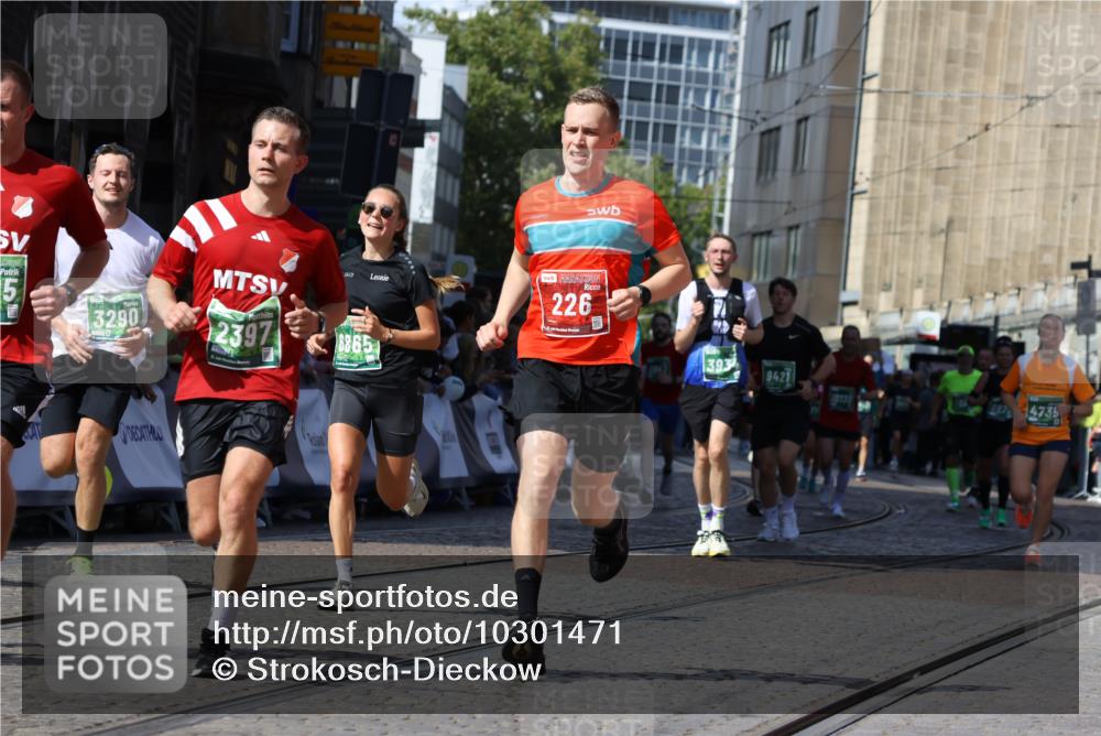 13.09.2026 - 21. swb-Marathon Bremen Strokosch-Dieckow http://msf.ph/oto/10301471 13.09.2026 13:21:40 Ziel 226, 2904, 2979, 3120, 3202, 3534, 4165, 4234, 4445, 4484, 4519, 6357, 6862, 8184, 8323, 8408, 8730, 8791, 8923, 9267, 9268, 9514, 9722, 9900, 572, 1209, 2397, 3290, 3338, 3695, 3774, 3934, 4581, 4735, 6865, 6976, 7098, 8438, 8947, 9421, 10120 meine-sportfotos.de