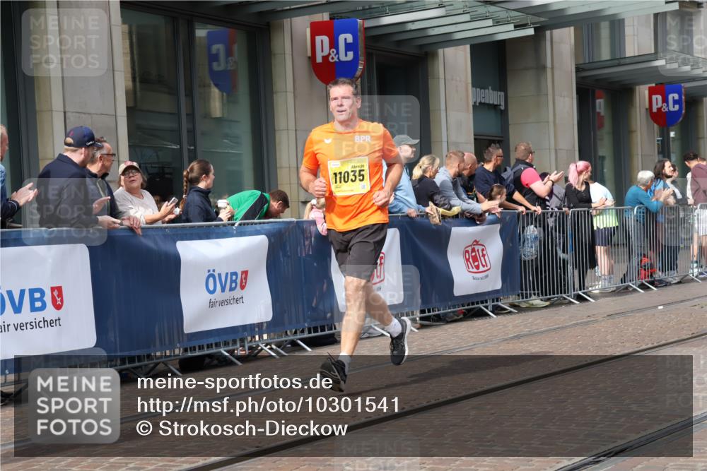 13.09.2026 - 21. swb-Marathon Bremen Strokosch-Dieckow http://msf.ph/oto/10301541 13.09.2026 10:49:47 Ziel 10452, 10508, 10593, 10876, 10966, 11005, 11035, 11111, 11128, 11178, 11415, 12240, 12269, 12380, 12510, 10508, 10709, 10739, 10835, 10910, 11007, 11092, 11183, 11191, 11635, 11717 meine-sportfotos.de