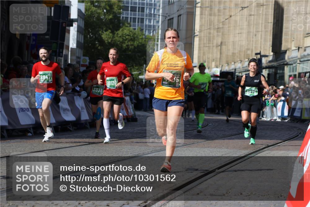 13.09.2026 - 21. swb-Marathon Bremen Strokosch-Dieckow http://msf.ph/oto/10301562 13.09.2026 13:21:45 Ziel 226, 1130, 2904, 2979, 3120, 3202, 3435, 3534, 3655, 4165, 4234, 4445, 4484, 4519, 6862, 8184, 8270, 8384, 8730, 8923, 9048, 9514, 9722, 9900, 141, 1209, 2051, 3338, 3774, 3934, 4581, 4735, 5193, 6976, 7098, 8438, 8947, 9421, 9599, 10120 meine-sportfotos.de