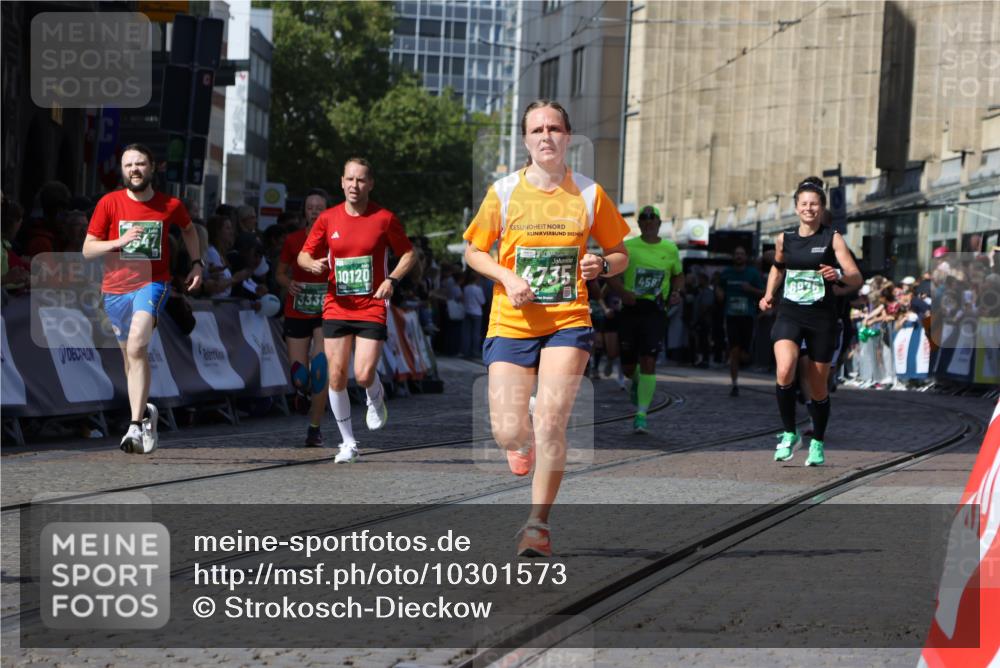 13.09.2026 - 21. swb-Marathon Bremen Strokosch-Dieckow http://msf.ph/oto/10301573 13.09.2026 13:21:45 Ziel 226, 1130, 2904, 2979, 3120, 3202, 3435, 3534, 3655, 4165, 4234, 4445, 4484, 4519, 6862, 8184, 8270, 8384, 8730, 8923, 9048, 9514, 9722, 9900, 141, 1209, 2051, 3338, 3774, 3934, 4581, 4735, 5193, 6976, 7098, 8438, 8947, 9421, 9599, 10120 meine-sportfotos.de