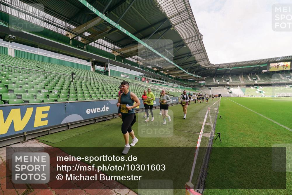 13.09.2026 - 21. swb-Marathon Bremen Michael Burmester http://msf.ph/oto/10301603 13.09.2026 10:46:40 Laufen im Stadion 10137, 10161, 10202, 10242, 10349, 10430, 10472, 10524, 10535, 10600, 10651, 10895, 10933, 10970, 11050, 11181, 11200, 11244, 11296, 11309, 11367, 11457, 11529, 11530, 11546, 11573, 11574, 11579, 11639, 11675, 11709, 11760, 11821, 12089, 12153, 12157, 12177, 12178, 12211, 12285, 12316, 12317, 12374, 12422, 12462, 12539, 10002, 10004, 10005, 10148, 10271, 10303, 10325, 10330, 10335, 10361, 10362, 10459, 10513, 10605, 10756, 10779, 10882, 10997 meine-sportfotos.de